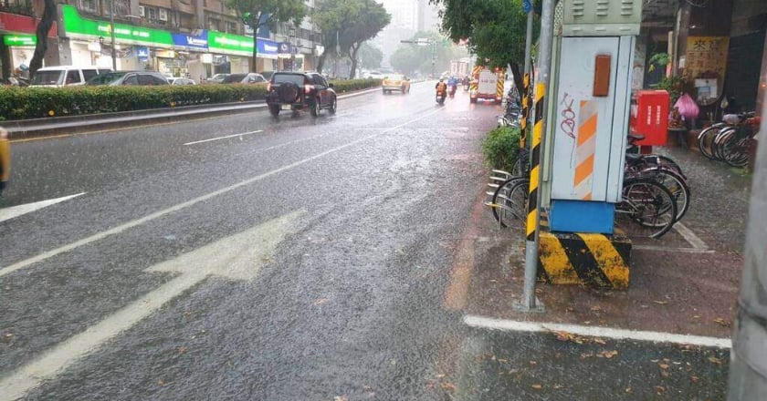 昨午後大雨 台北市60餘處道路積水、斯文首善社宅漏水已消退