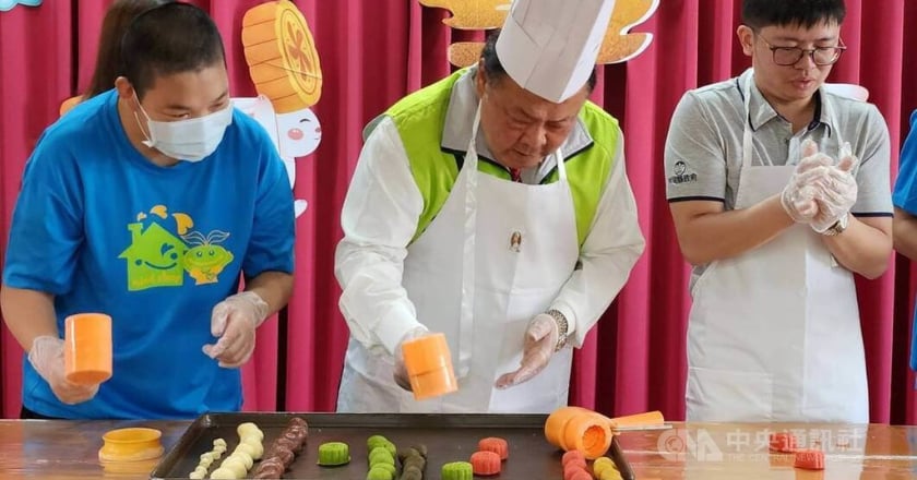 澎湖魔豆小舖推月餅 縣長代言力挺做公益