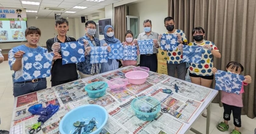 七夕情人節將至 移民署邀台中新住民做扎染專屬禮物