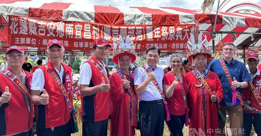 AIT處長孫曉雅花蓮參加豐年祭 共舞感受原民熱情