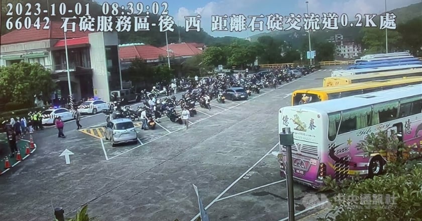 大型重機爭停一般機車位 交通部將洽地方討論