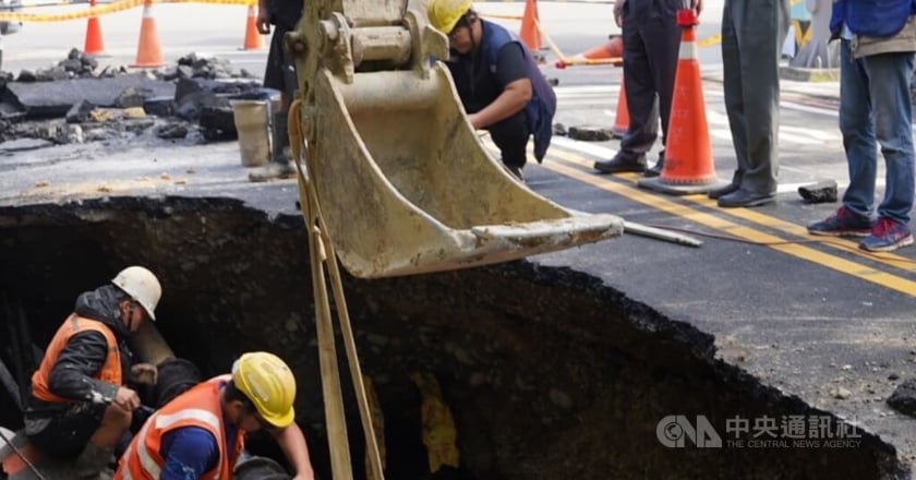 竹北道路塌建商遭停工 竹縣府透地雷達路檢確認安全