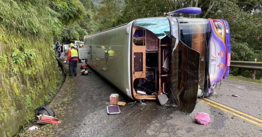 太平山遊覽車側翻1死38傷 疑剎車失靈撞護欄釀憾事