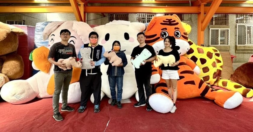 雲林巾彩耕地藝術節10隻大玩偶 贈幼兒園賦新使命