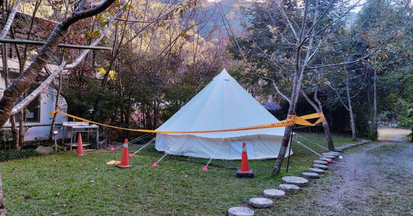營疑燒炭取暖1死2傷 竹縣：業者未合法列輔導