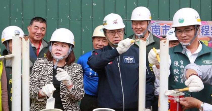許銘春訪台南做工行善團 肯定二手家具助弱勢