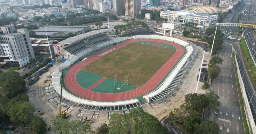 高雄中正運動場改造113年底完工 天空步道結構浮現