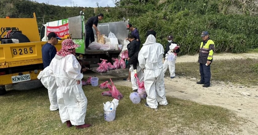 綠島柚子湖不明重油污染 環保局籲民眾暫勿前往