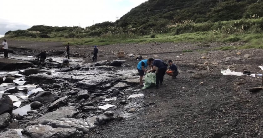 宜蘭頭城海岸出現油污 疑與綠島污染事件有關