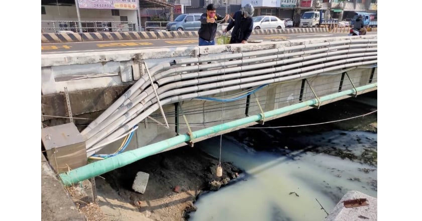 台南運河橋下現乳白色廢污水 市府採檢溯源追查