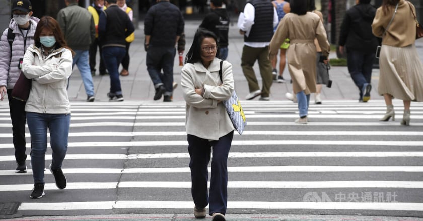 政院提立法 道路固定設施若妨礙行人通行可罰15萬