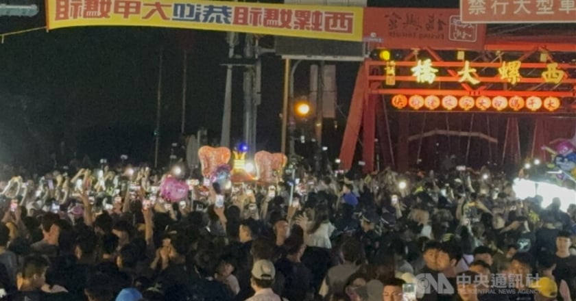 大甲媽鑾轎抵雲林 西螺大橋萬人夾道迎接