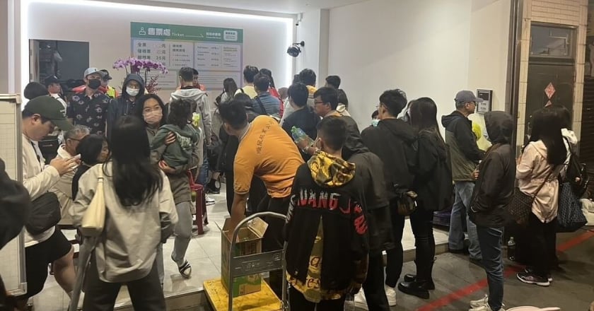 淡水八里交通船擱淺隨漲潮脫困 53人平安上岸