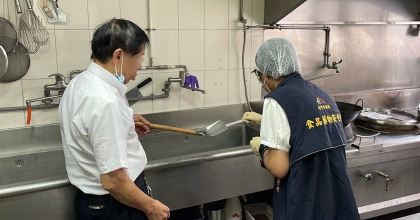 新北校外教學疑似食物中毒 中市食安處稽查採檢令業者停餐