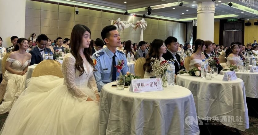 520登記結婚超夯戶所擠滿新人 雲林30對集團結婚 萬丹牛車迎親