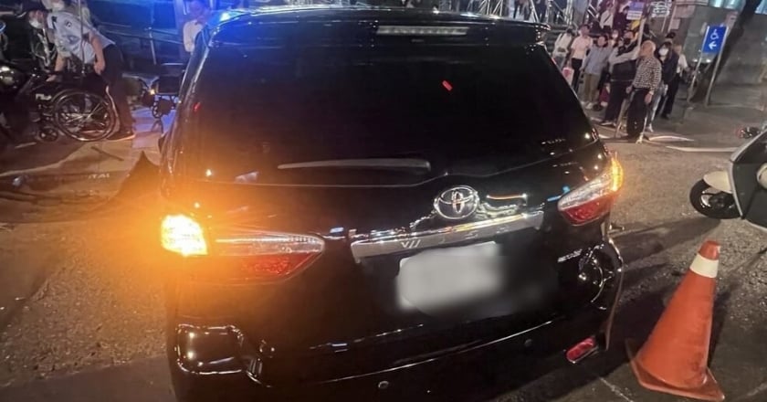 北市萬芳醫院路口汽車左轉撞機車 殃及路人釀7傷