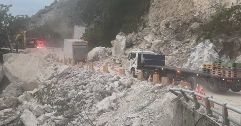 蘇花公路坍方連夜搶修 搶通單線雙向通行