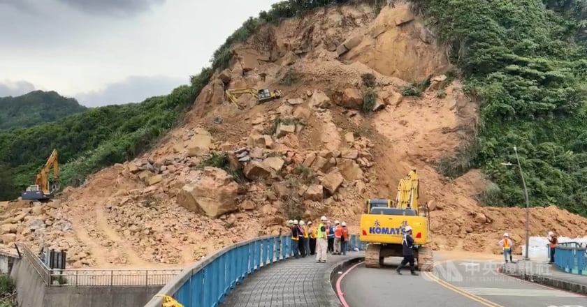基隆潮境山崩2階施工平台完工 清除坡頂浮石