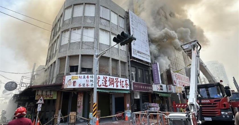 花蓮火災2處動員上百警義消 公正街車輪戰滅火人員累癱
