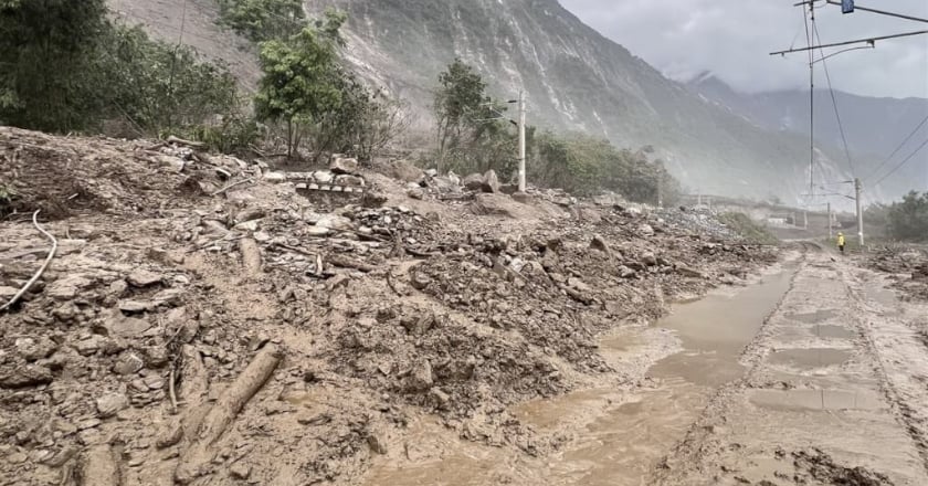 颱風凱米襲台 11處路段災阻、台20線2處單線雙向通行