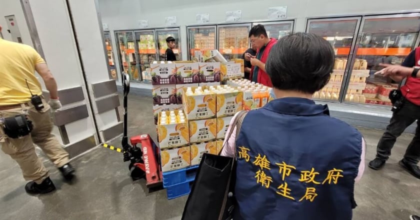 高雄男子鑽進好市多冰櫃擺拍嬉鬧 衛生局及業者強烈譴責