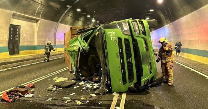 國道3號碧潭隧道聯結車翻覆 駕駛涉酒駕被送辦