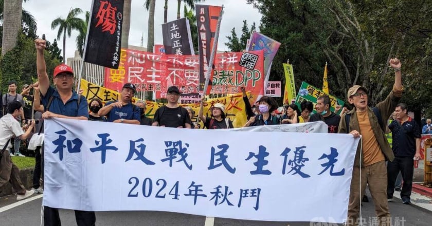 秋鬥遊行約200人上街 訴求和平反戰、民生優先