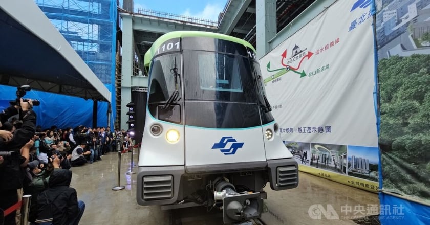 捷運萬大中和線首輛列車亮相 拚2027年通車