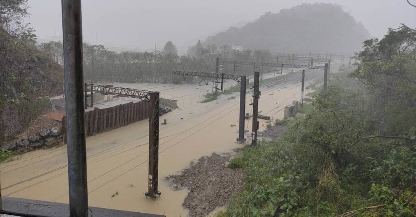 豪雨狂炸 台鐵宜蘭路段淹水 新馬與蘇澳新站間限速慢行