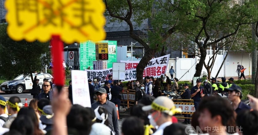波波醫師爭議持續發酵 本土牙醫遊行與偏鄉需求正面交鋒