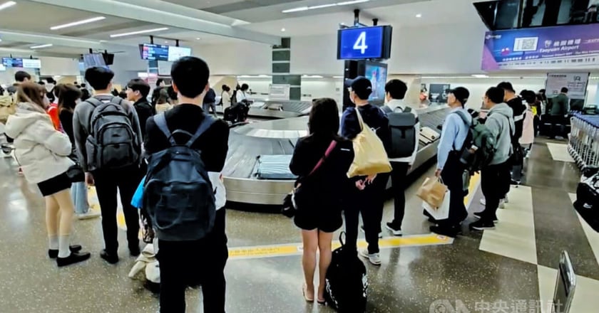 榮耀號故障近2千人滯留沖繩 旅客搭機返台