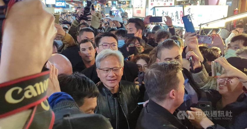 黃仁勳遇逢甲夜市之亂 盧秀燕：下次再來，鄉親請保持距離