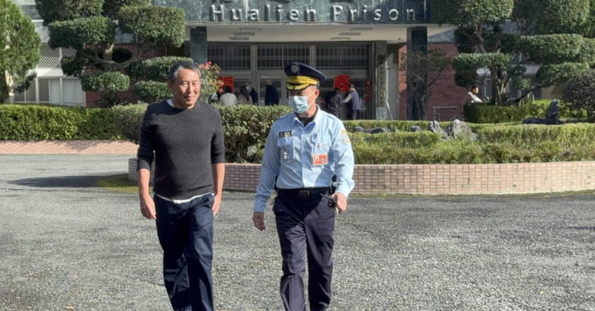 捧自種盆栽走出花蓮監獄 鈕承澤：想回去陪媽媽