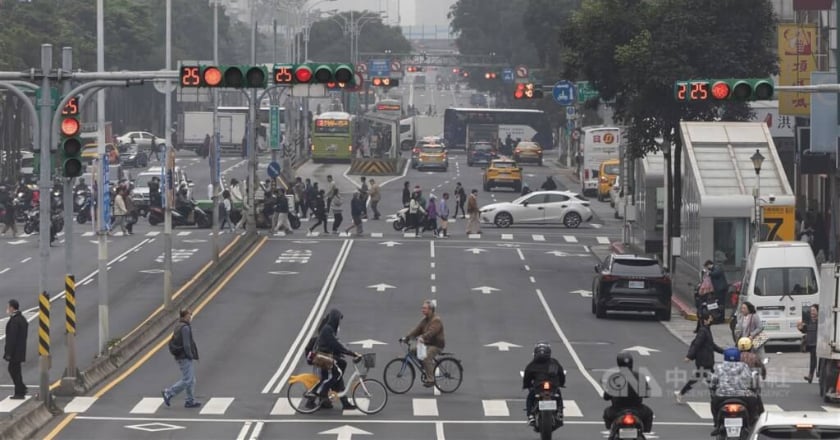 行人過馬路不禮讓救護車無法可罰? 交通部警政署回應了