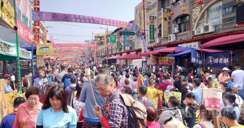 大甲媽祝壽大典 奉天宮前人潮擠得水洩不通