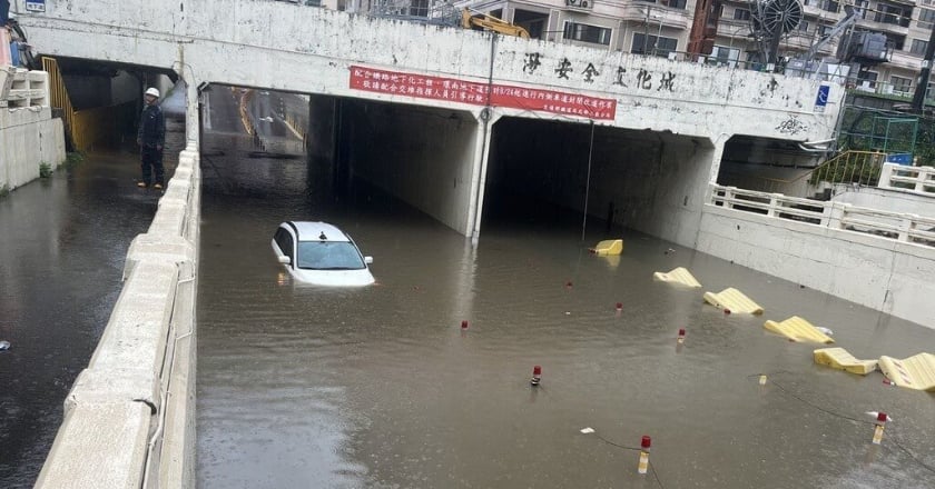 暴雨釀災 北捷車廂積水、工人遭沖走失蹤、鐵路列車延誤
