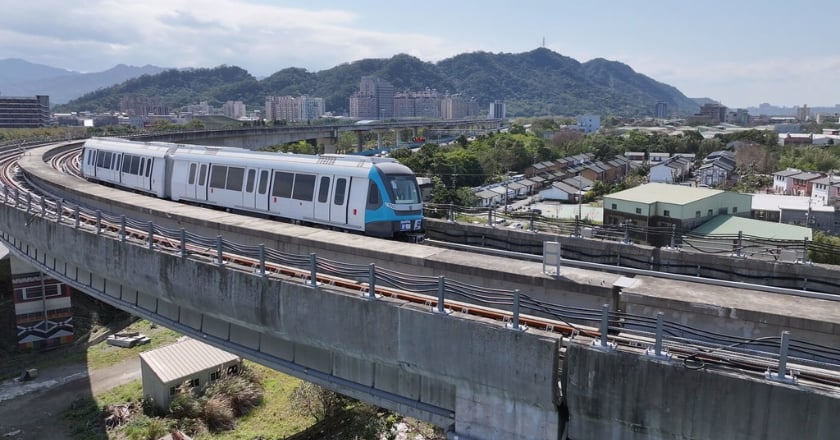 新北捷運三鶯線工程進度92.52％ 列車全數抵台