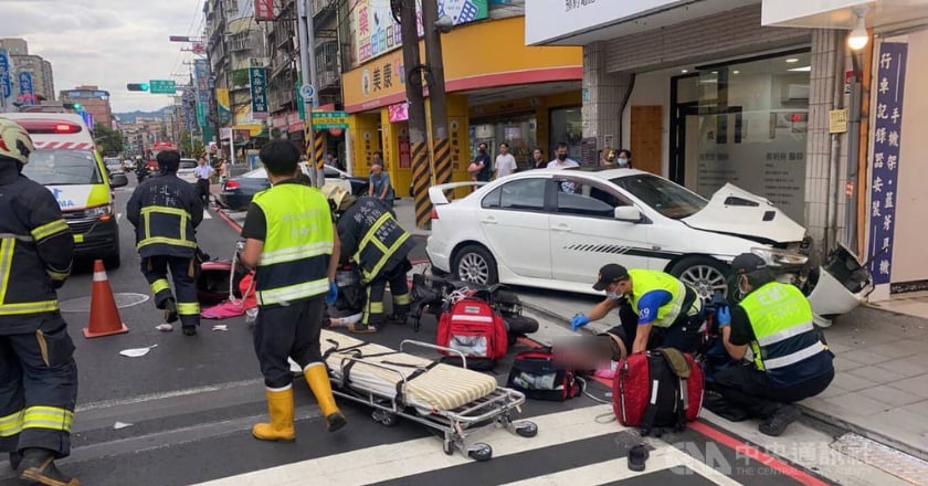 又是無照駕駛 土城汽車突暴衝機車群 至少7傷送醫