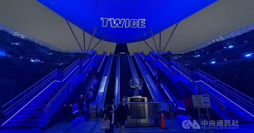 TWICE高雄開唱 多處地標藍海應援 彩瑛因健康缺席
