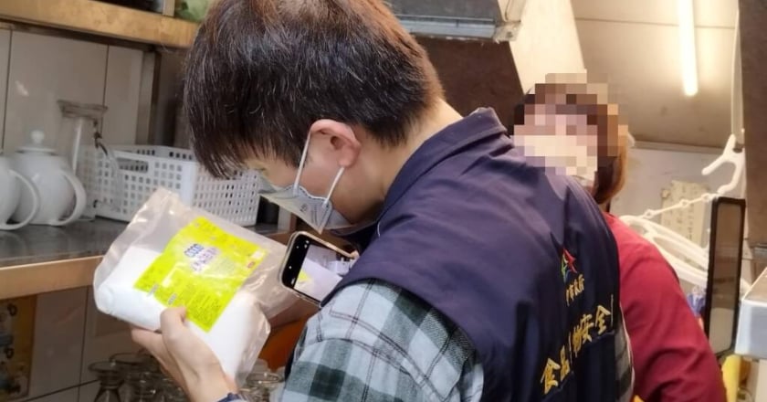 台中春水堂清潔劑誤當茶水 3客喉嚨灼傷遭勒令停業