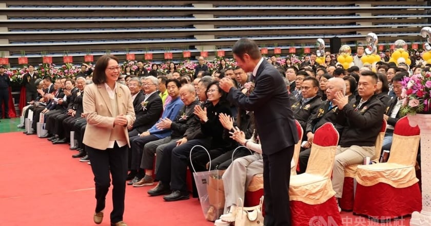 苗栗率先藍白合 鍾東錦宣布賴香伶出任第二副縣長