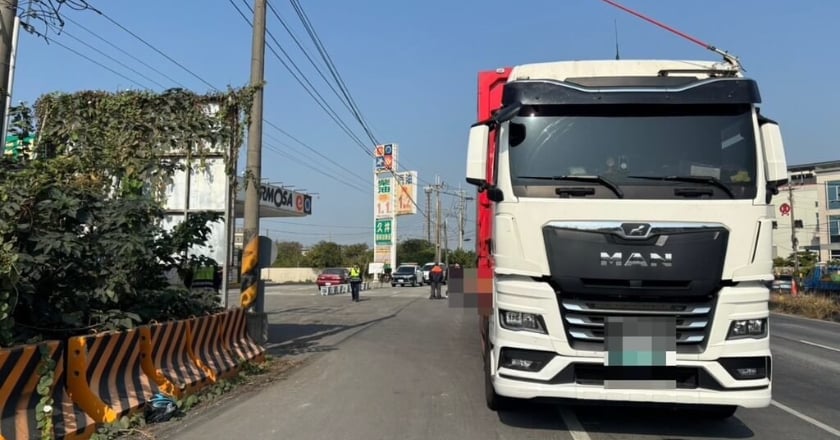 高雄路竹大貨車擦撞雙載機車 菲籍2人當場身亡