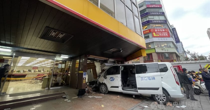 三立採訪車失控撞彰化銀行釀10傷 2人意識不清