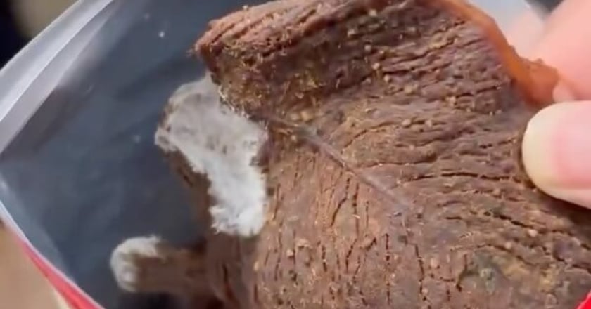 苗栗名店牛肉乾出現白毛疑發霉 衛生局將稽查 業者:個案待釐清