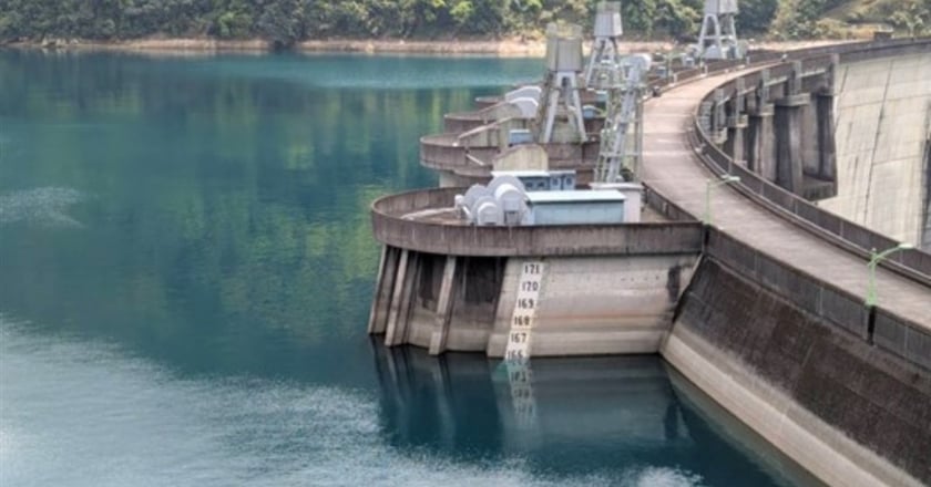 翡翠水庫水力擬轉綠能賣電 台電耗水費未解 不支援臨時供電