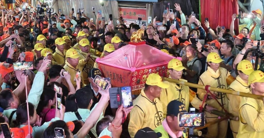 白沙屯媽祖深夜起駕 46萬人隨行展開8天7夜進香行