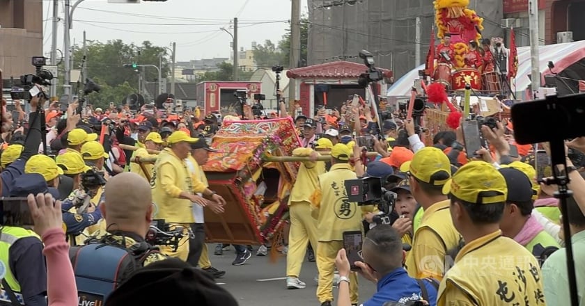 白沙屯媽祖抵北港朝天宮 萬人簇擁入廟 明凌晨起駕回鑾