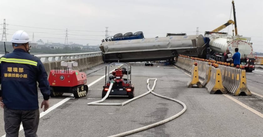 台61中彰大橋段追撞事故占全車道 估下午3時搶通