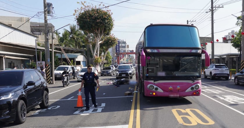 休假騎車疑遭追撞又被遊覽車輾壓身亡 原訂明年完婚夢碎