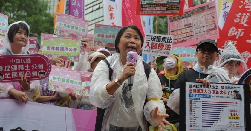 上千護理師包圍衛福部 要求三班護病比入法 石崇良：5/12前預告